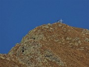 76 Un maxi zoom di saluto alla croce di vetta del Corno Stella